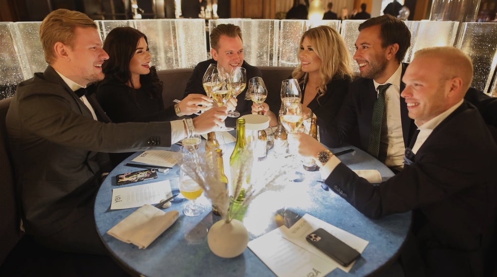 Fira in 2025 med övernattning och middag på magiska Vrå