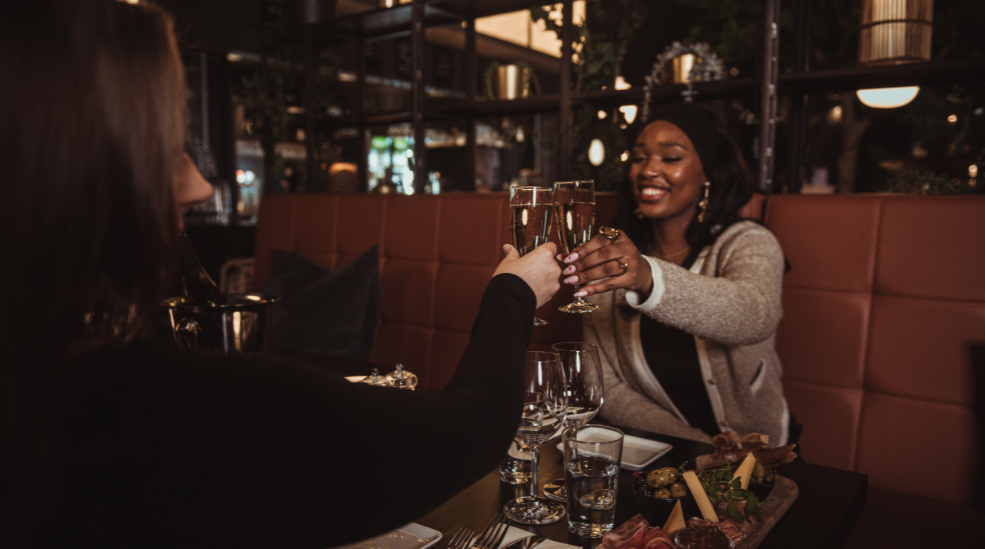 Nyårspaket för familjen - nyårsbuffé, bubbel & övernattning