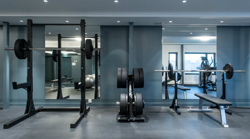 Gym med vikter på Quality Hotel Tønsberg i Norge